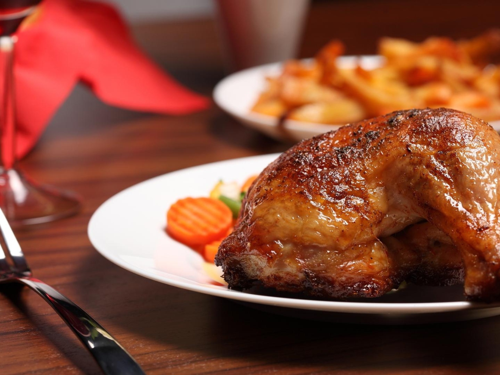 Жареные куриные окорочка на белой тарелке 