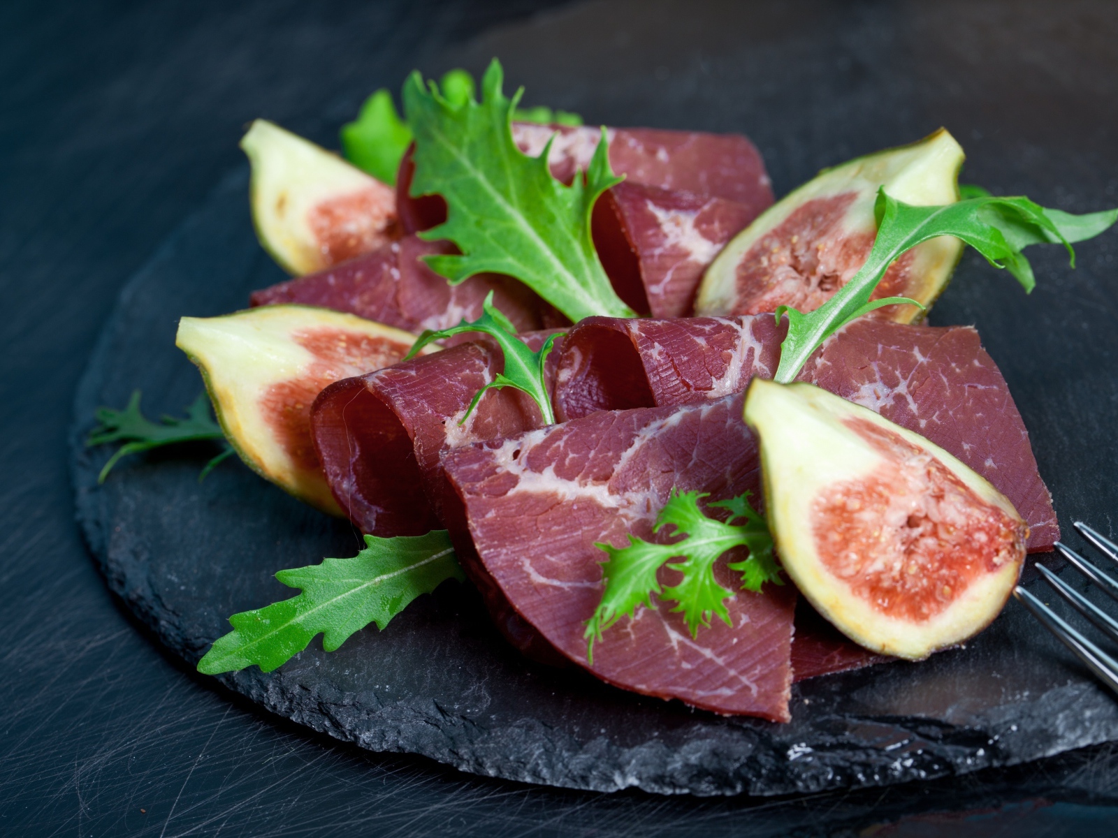 Руккола с мясом и кусочками инжира