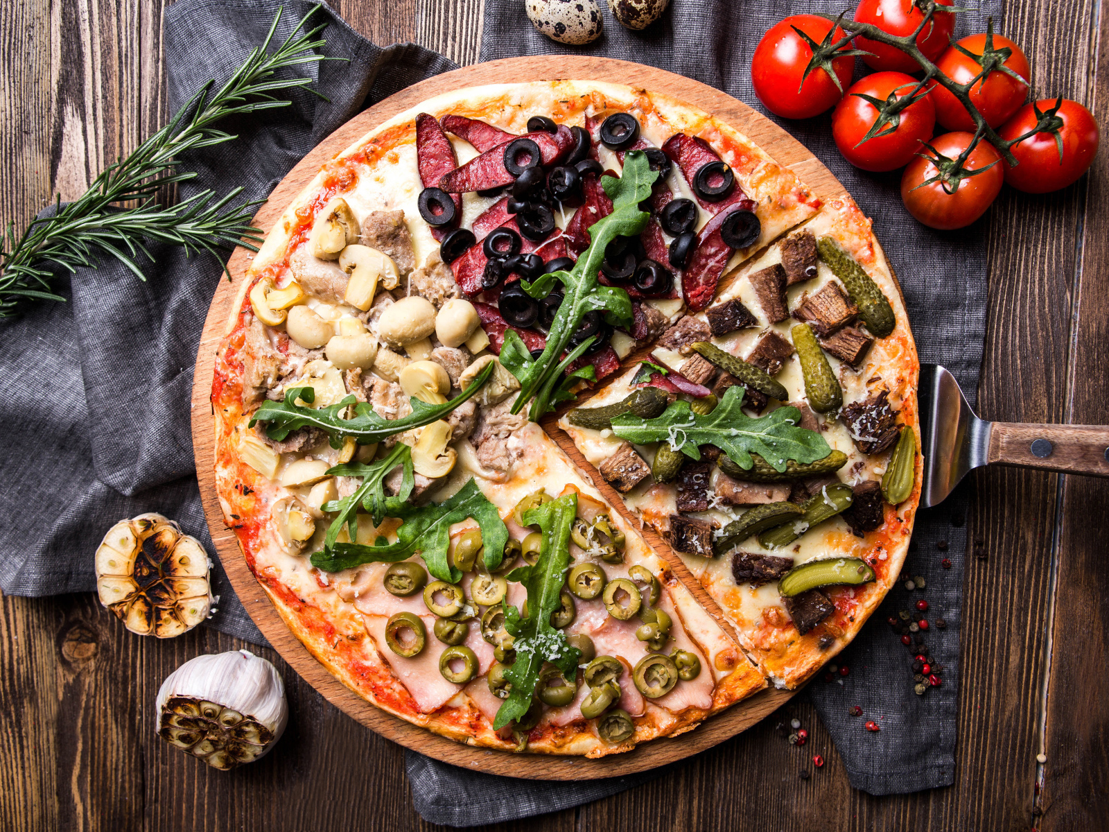 Пицца с оливками, грибами, колбасой и говядиной