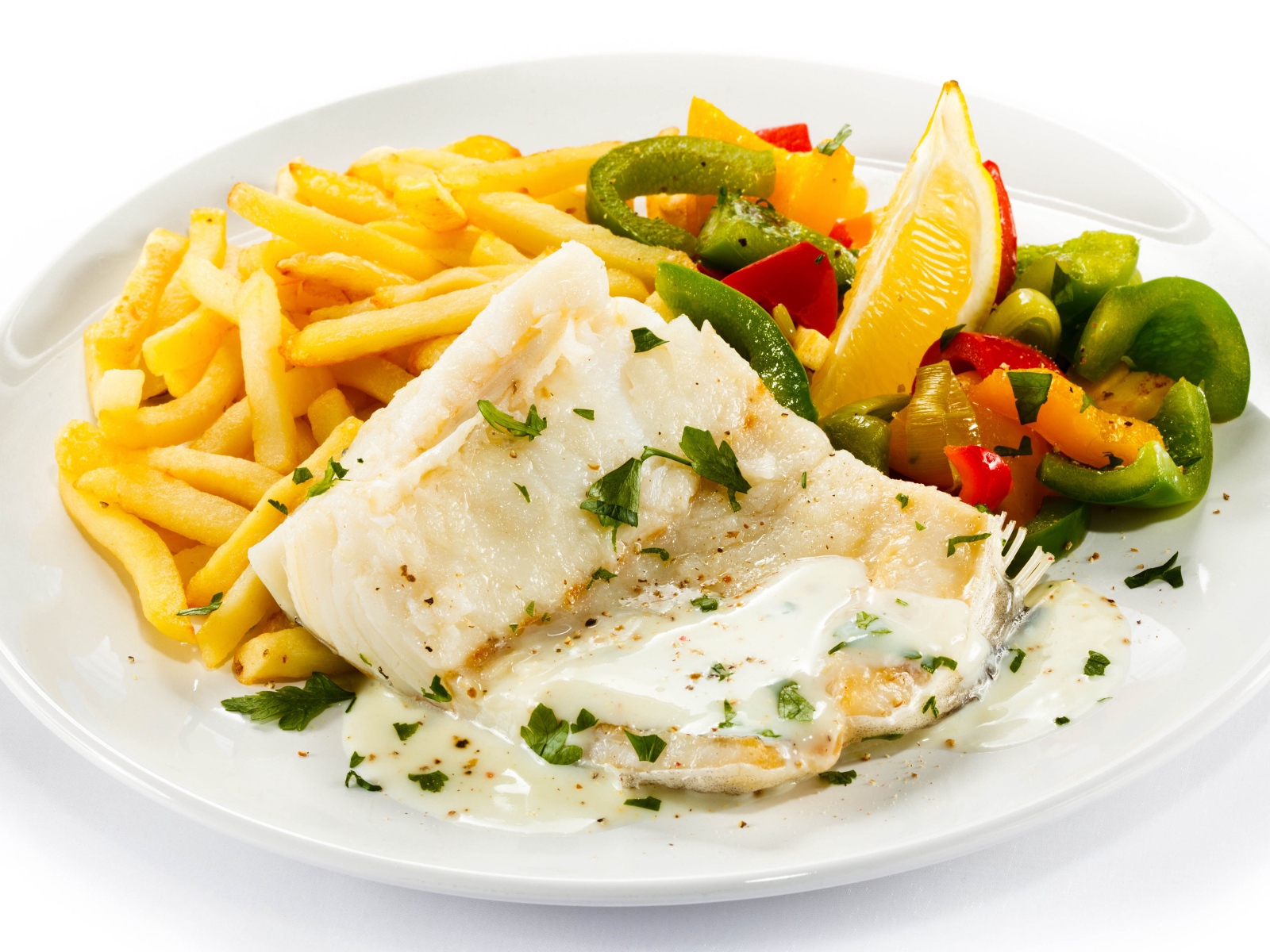 Филе рыбы на тарелке с картофелем и салатом на белом фоне