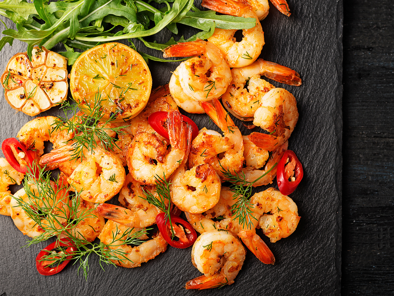 Жаренные креветки с чесноком, лимоном и красным перцем