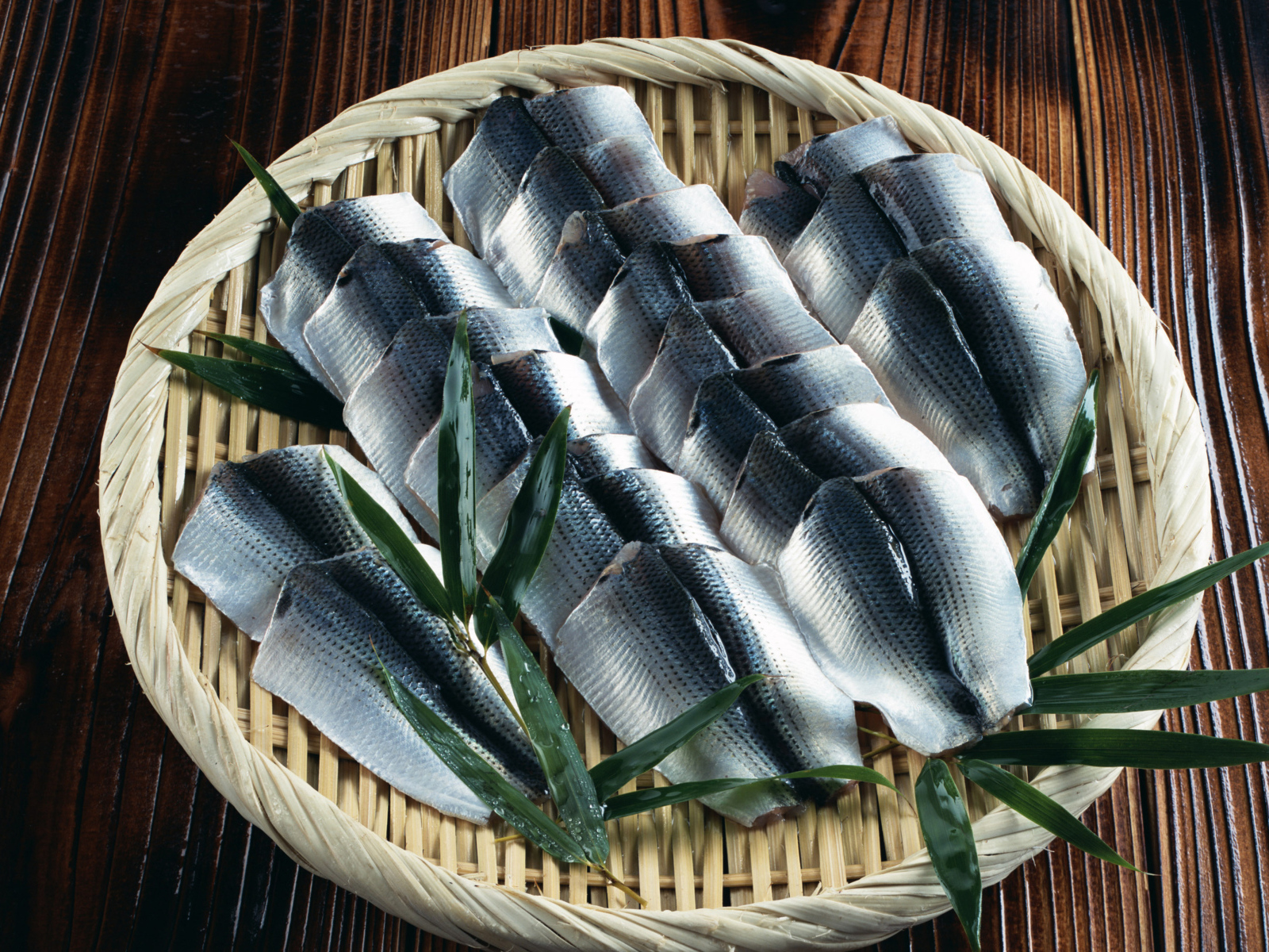 Филе соленой рыбы на бамбуковой тарелке 