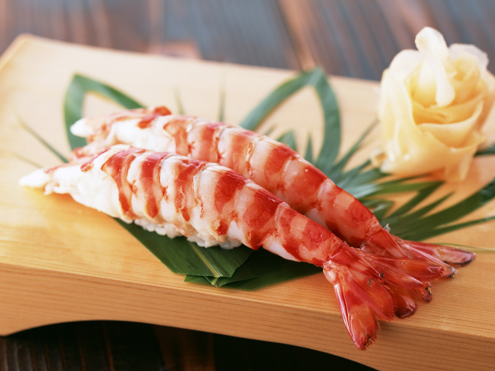 Две крупные вареные креветки на столе