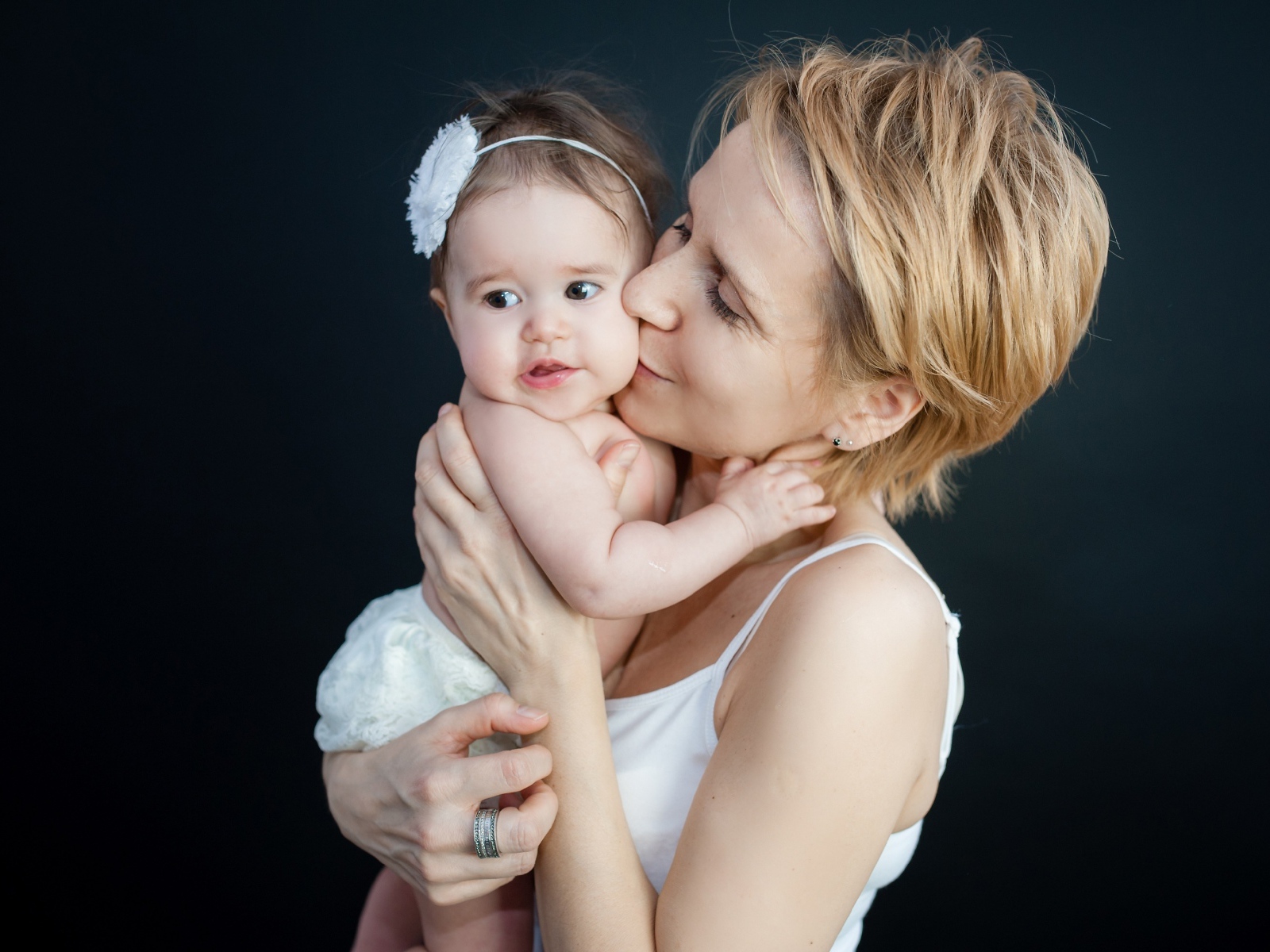 Девушка с маленькой девочкой на руках