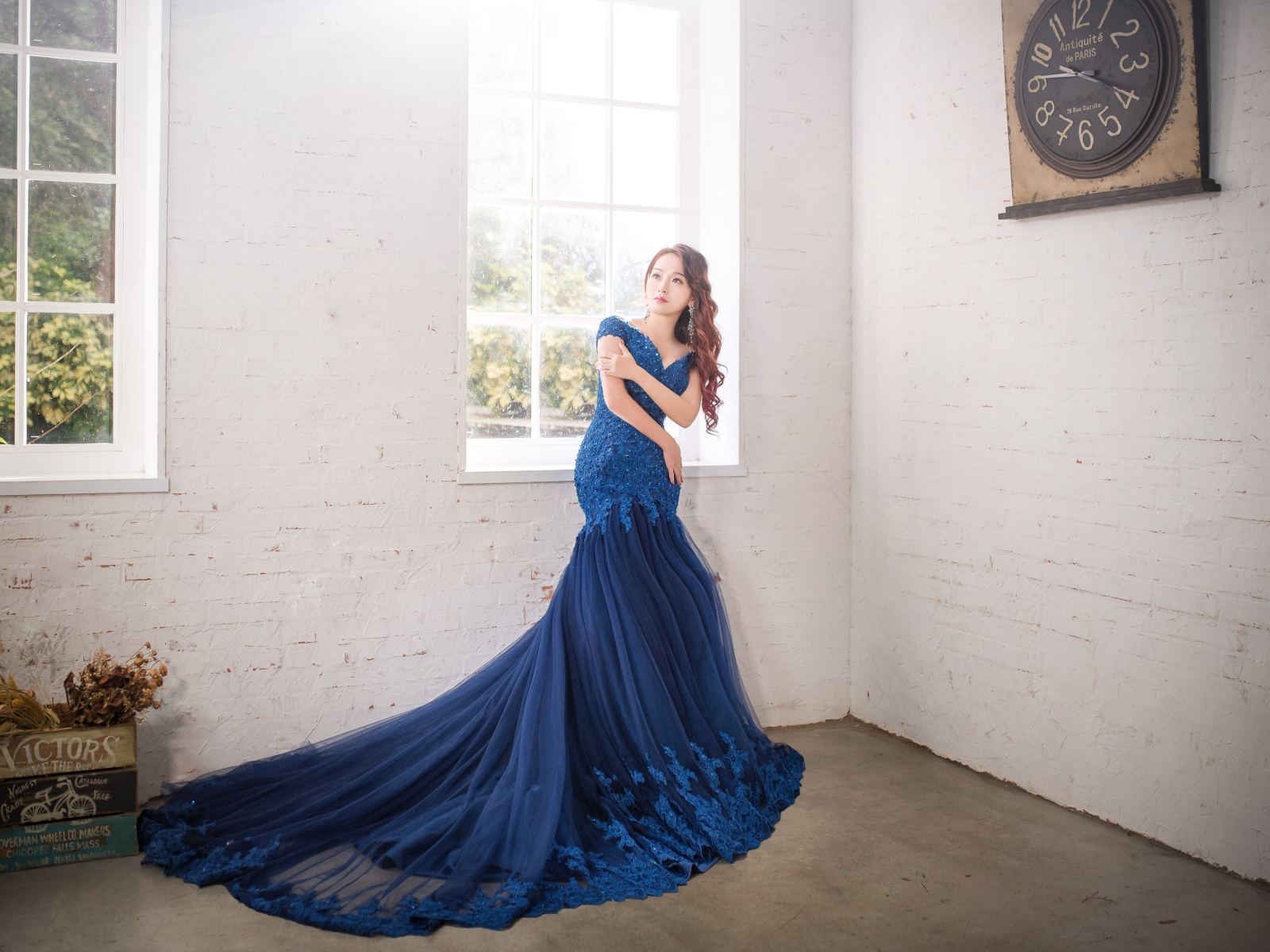 Девушка азиатка в красивом синем платье