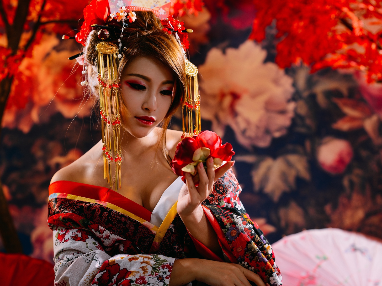 Красивая девушка азиатка в кимоно с цветком в руке