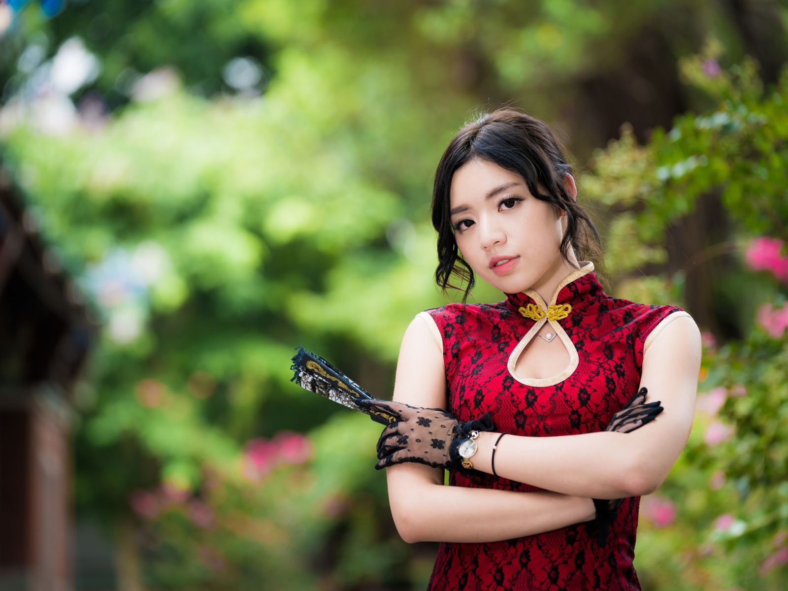 Красивая девушка азиатка с веером в руке