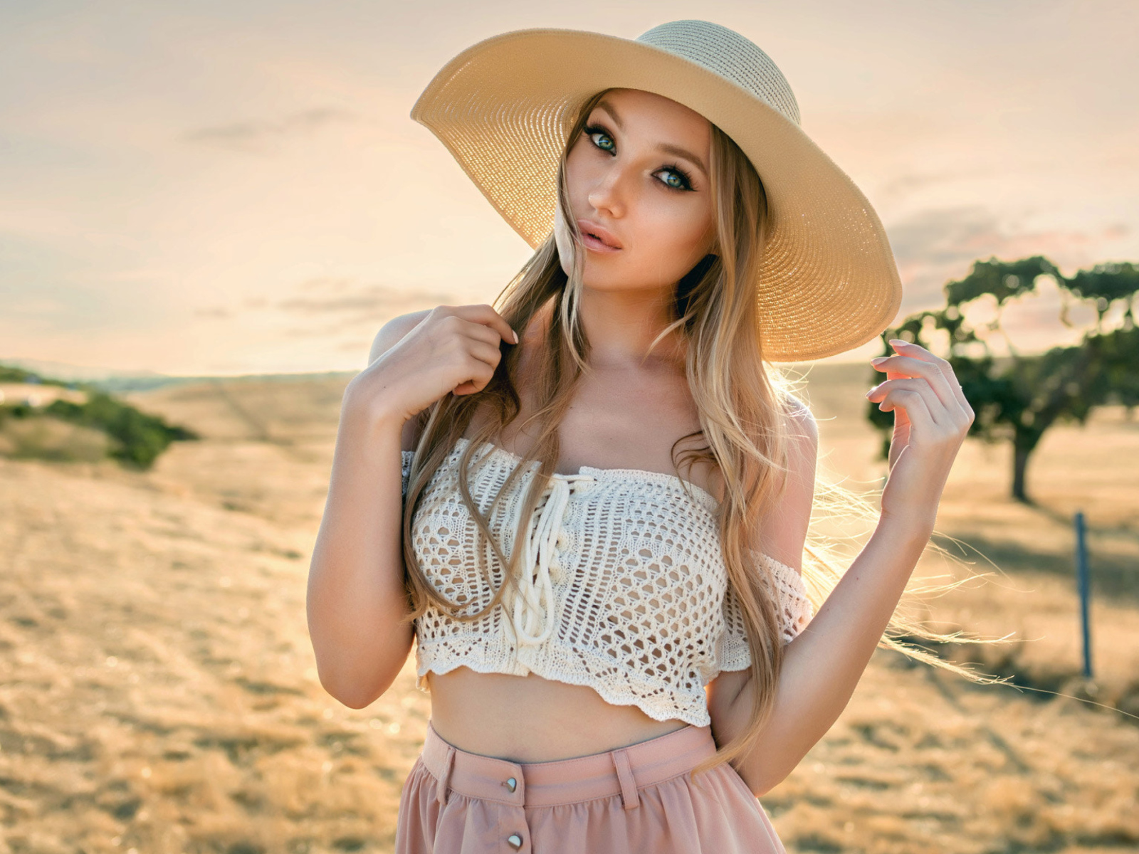 Красивая девушка блондинка в большой шляпе