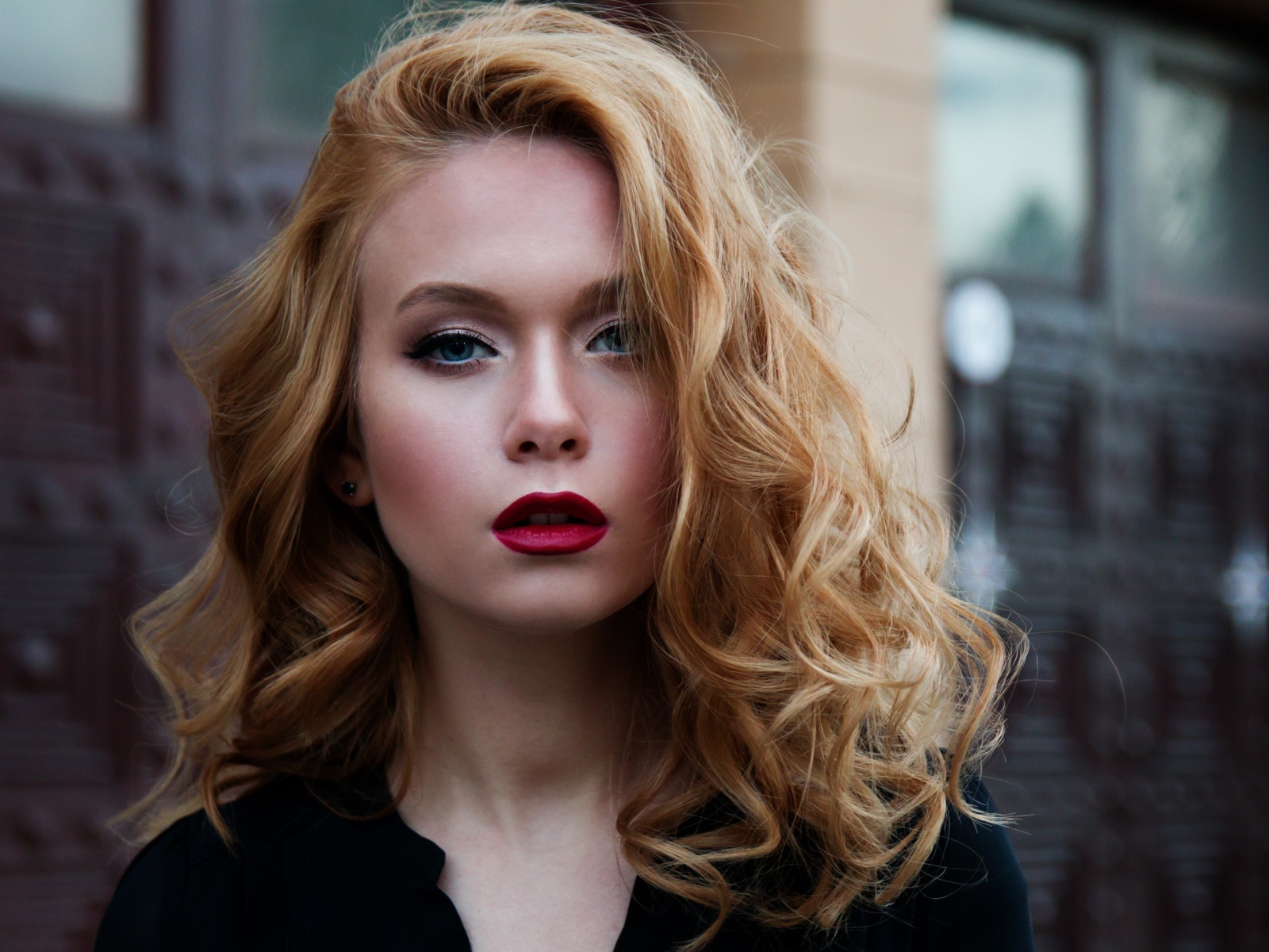 Красивая блондинка модель с голубыми глазами