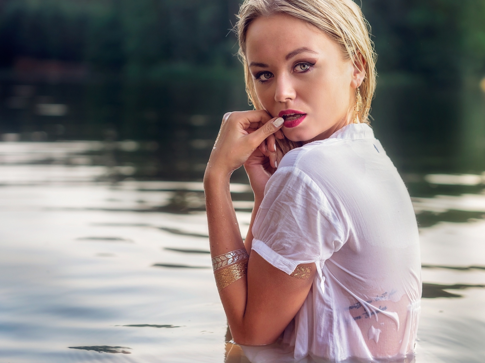 Красивая девушка блондинка в воде