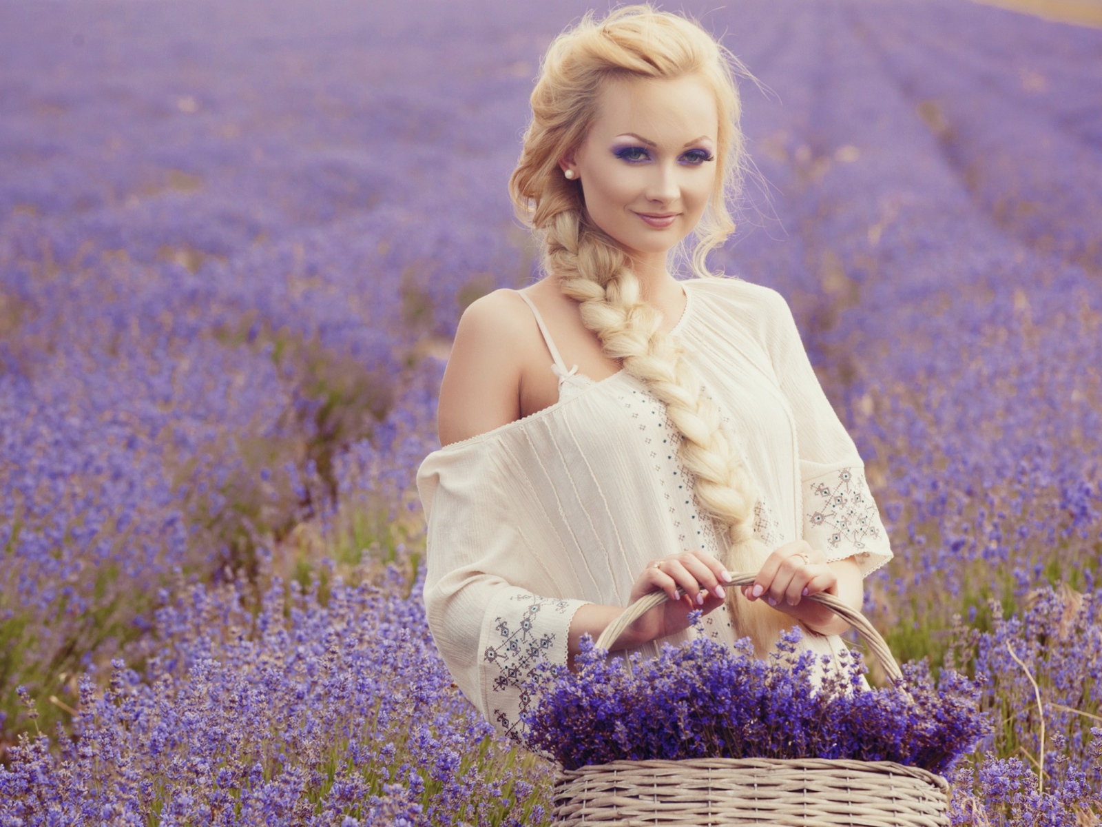 Красивая блондинка с корзиной лаванды в руках