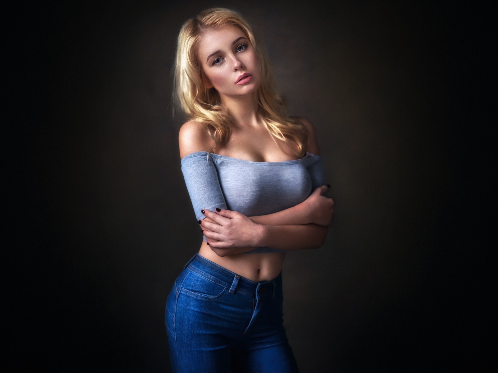 Красивая блондинка с синих джинсах