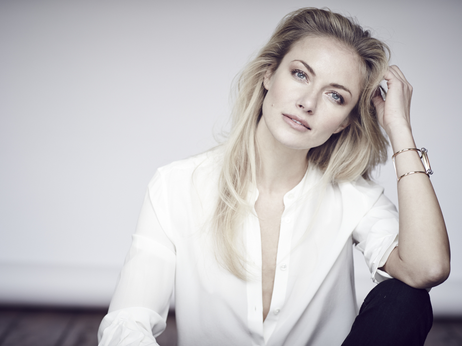 Красивая голубоглазая девушка блондинка в белой рубашке