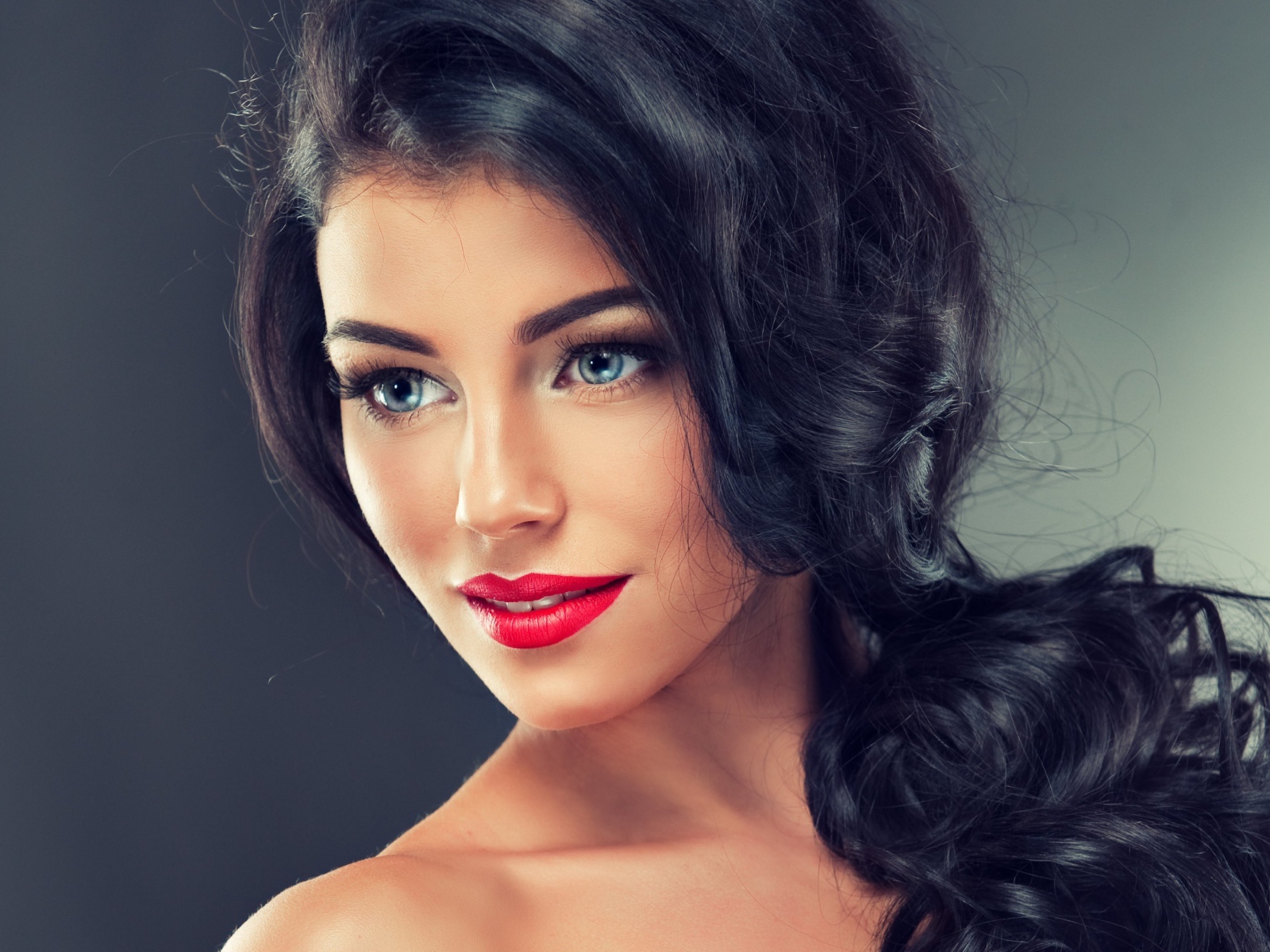 Красивая голубоглазая девушка с длинными черными волосами