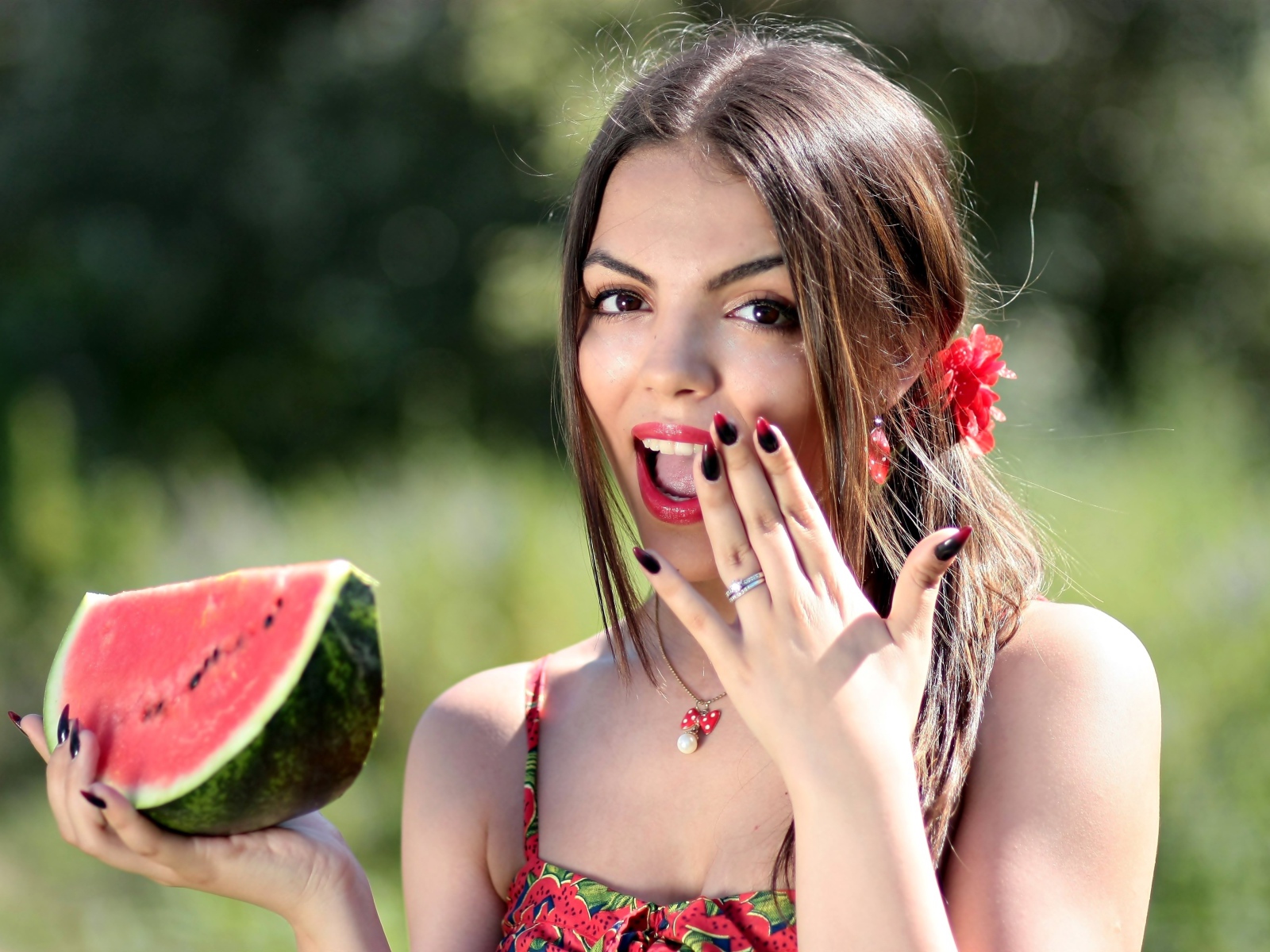 Красивая яркая девушка с арбузом в руке