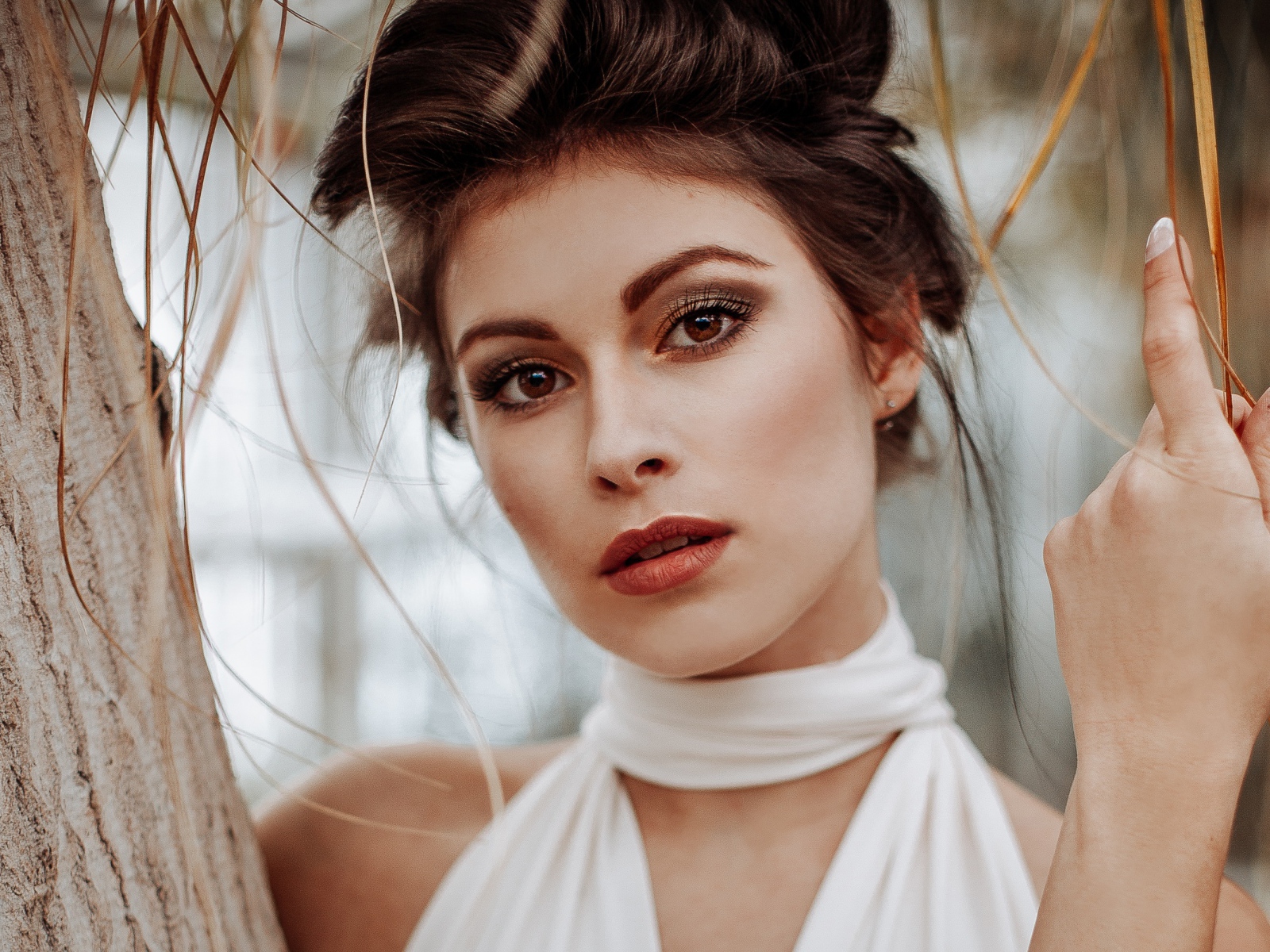 Красивая кареглазая шатенка у дерева