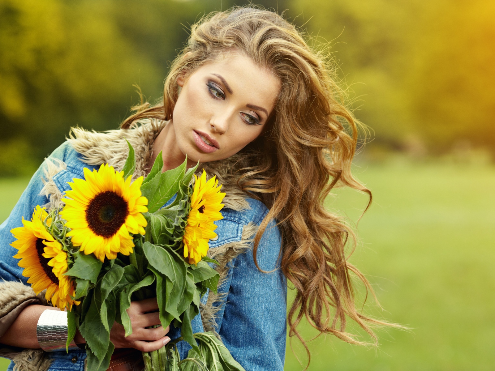 Красивая шатенка с букетом подсолнухов