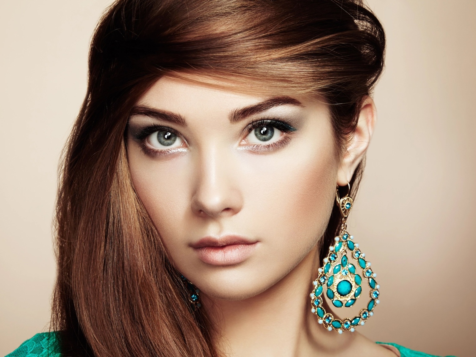 Красивая шатенка с большими серьгами с бирюзой