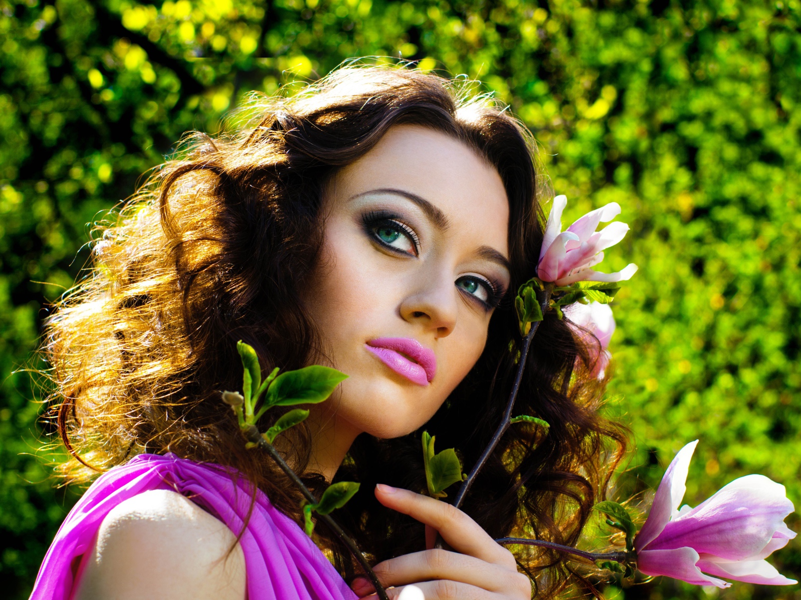 Красивая шатенка с цветами магнолии