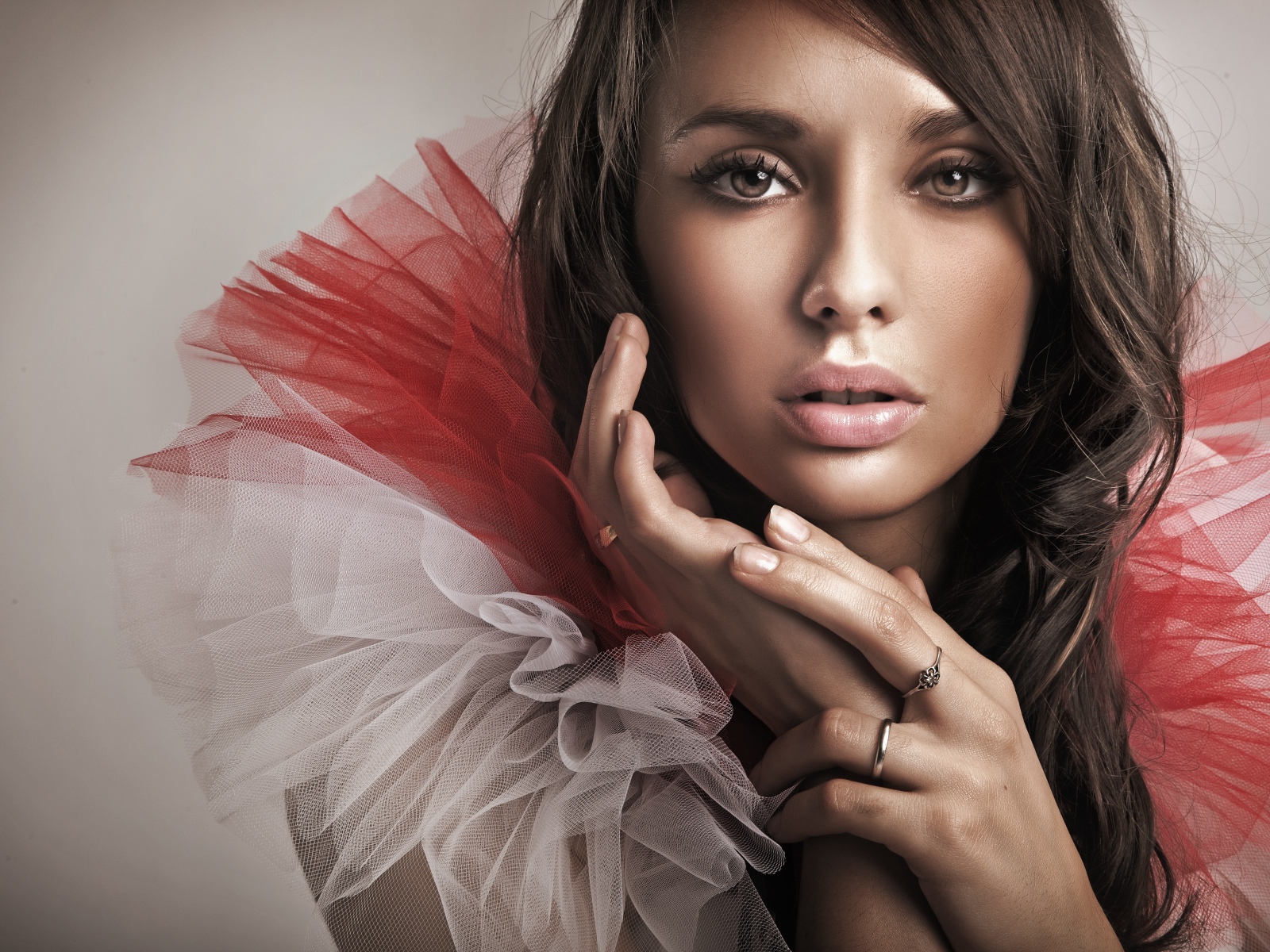 Красивая девушка шатенка с разноцветным воротником