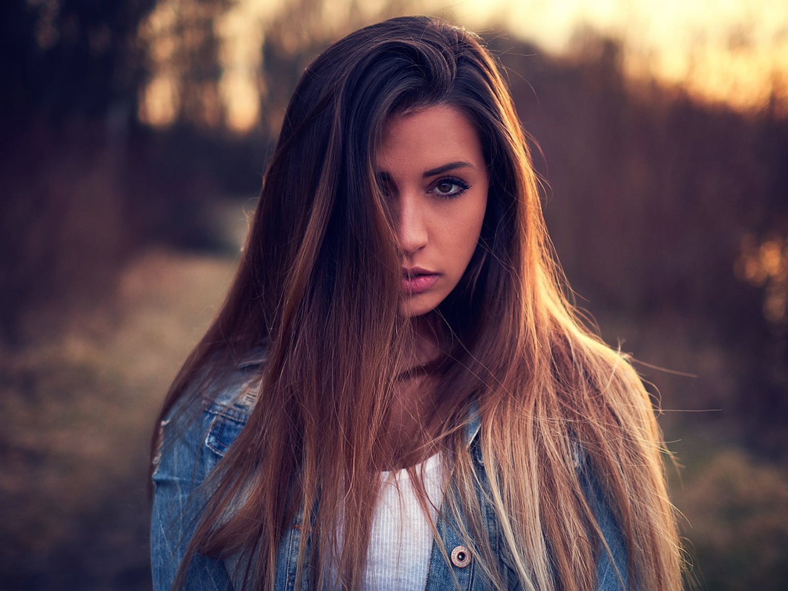 Красивая брюнетка с волосами на лице