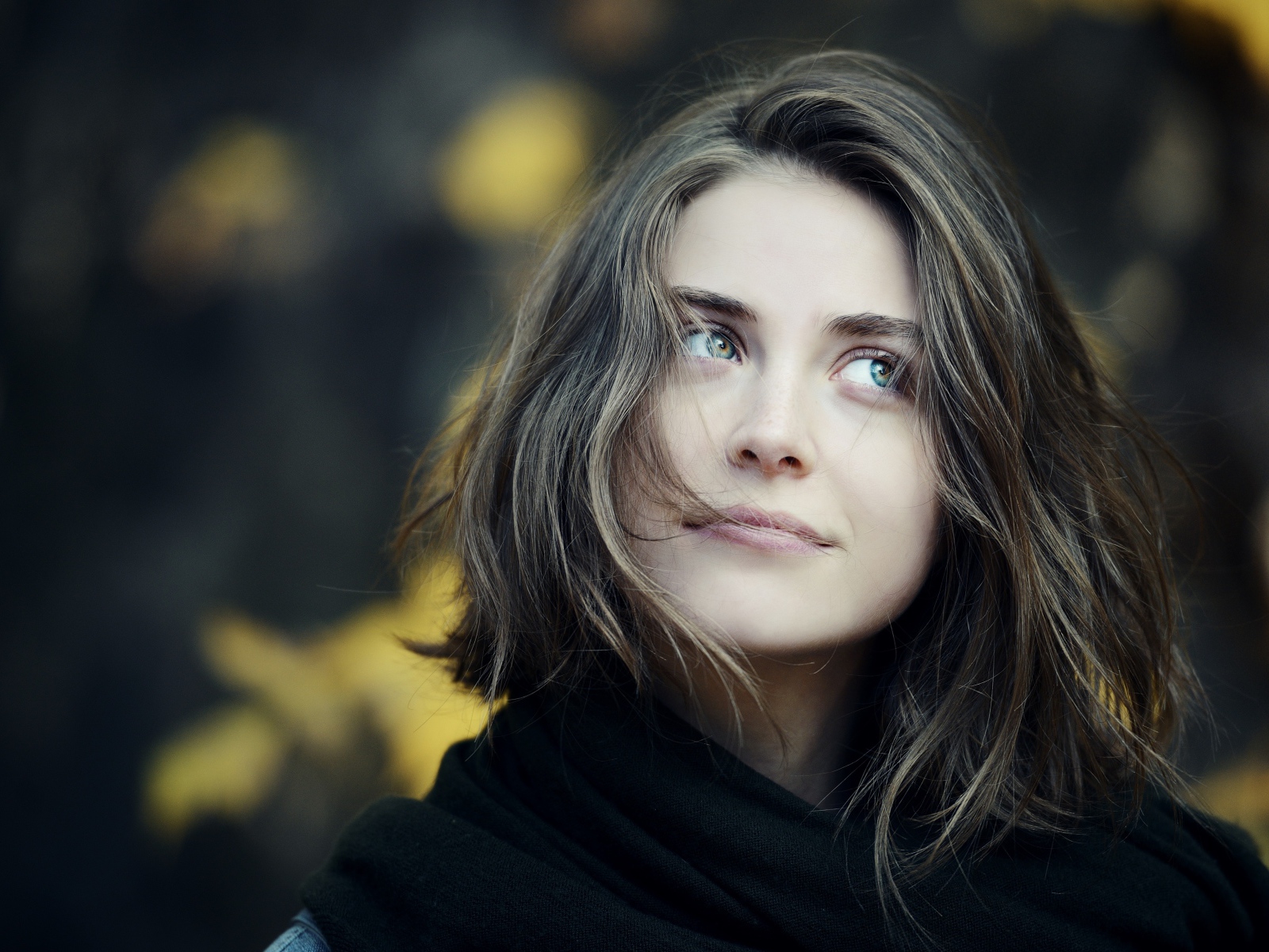 Красивая задуманная брюнетка в черном шарфе