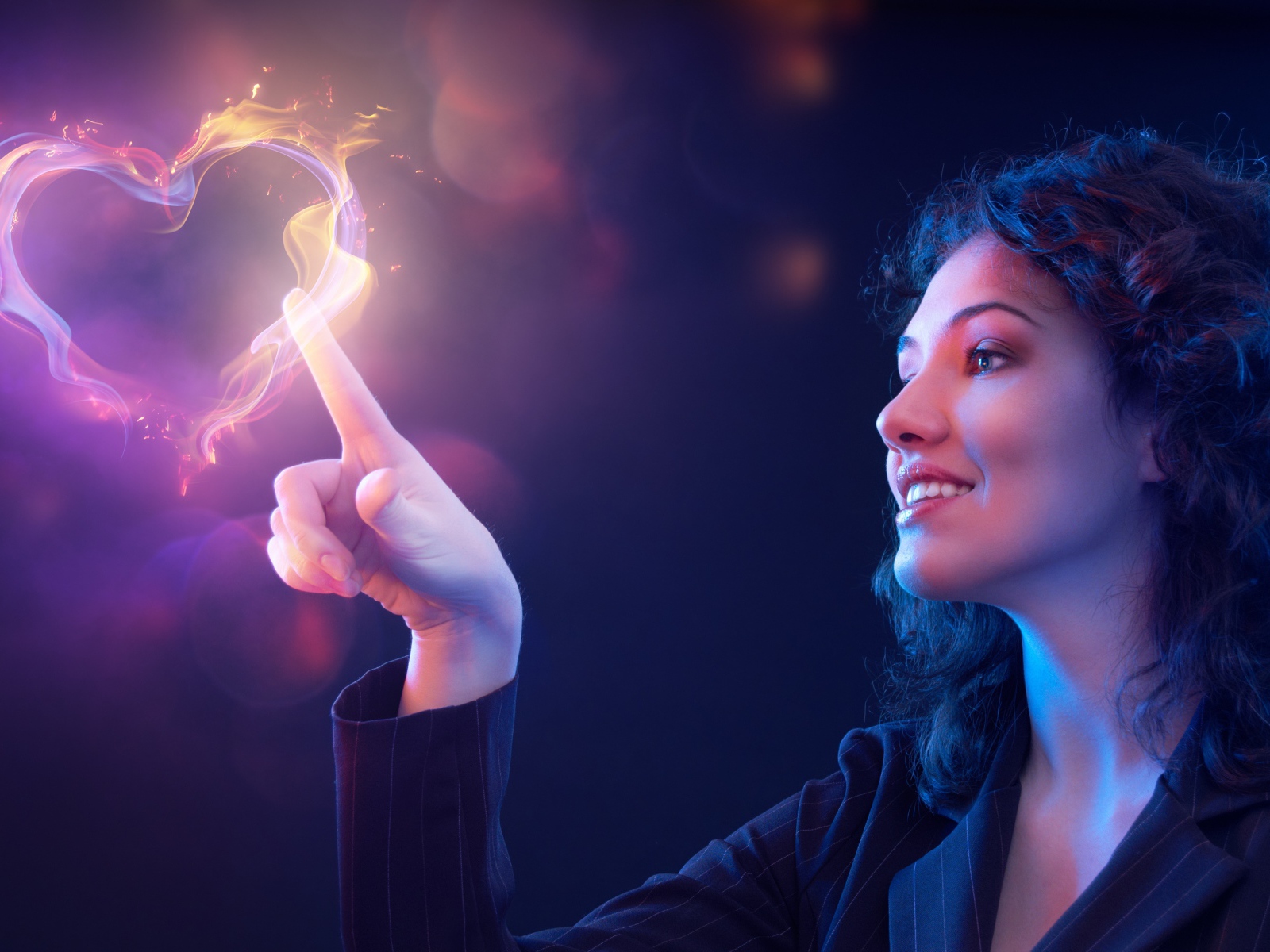 Красивая девушка рисует огненное сердце