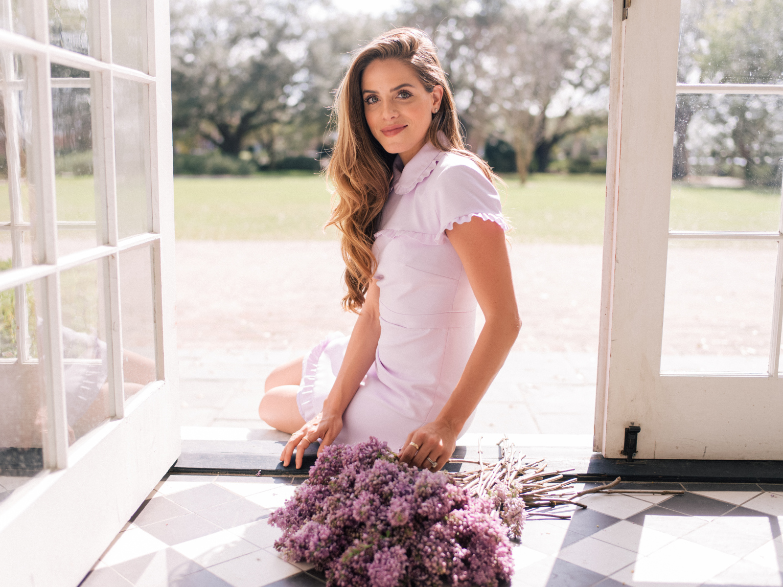 Красивая девушка в платье с букетом сирени