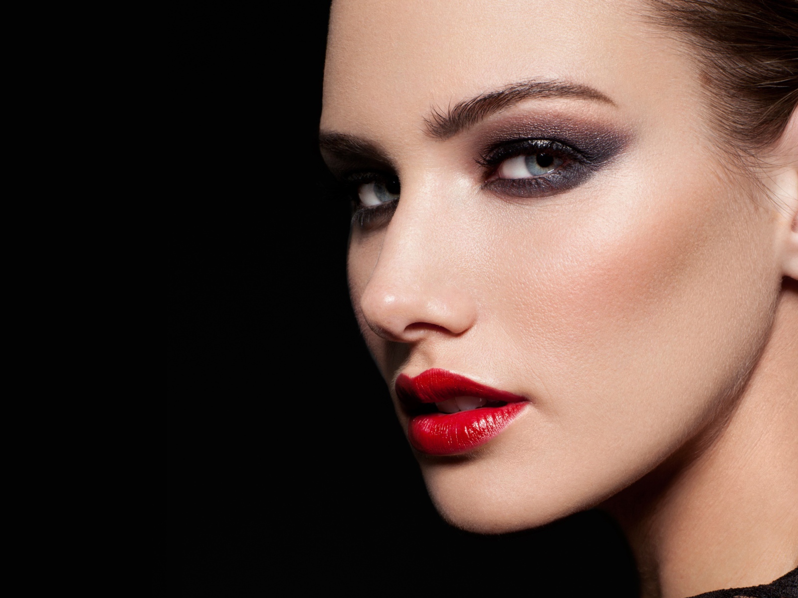 Красивая девушка с яркой помадой на губах на черном фоне