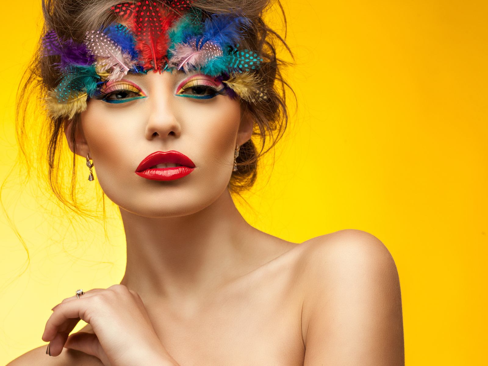 Красивая девушка с ярким макияжем на желтом фоне