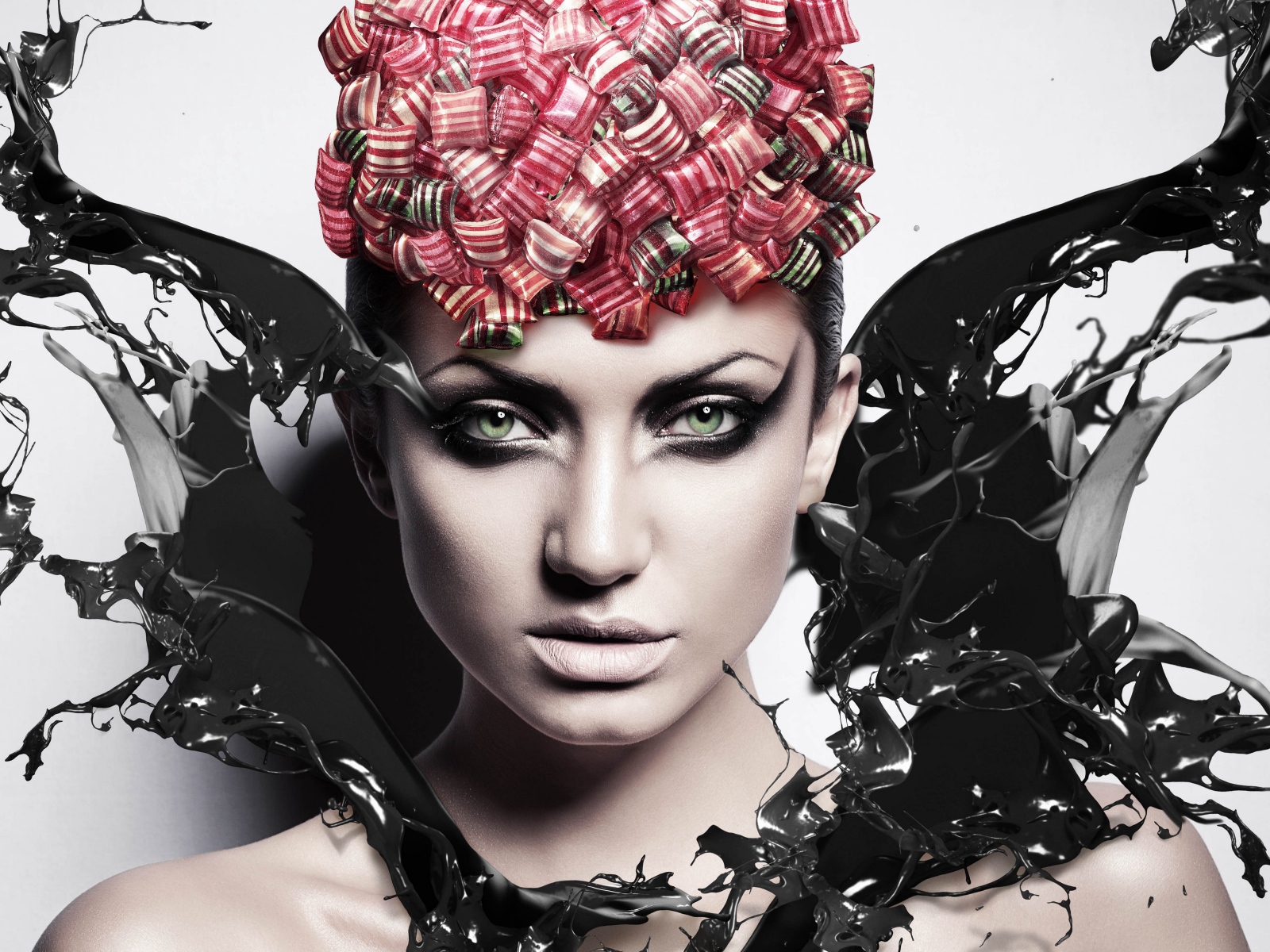 Красивая девушка с макияжем в брызгах черной краски