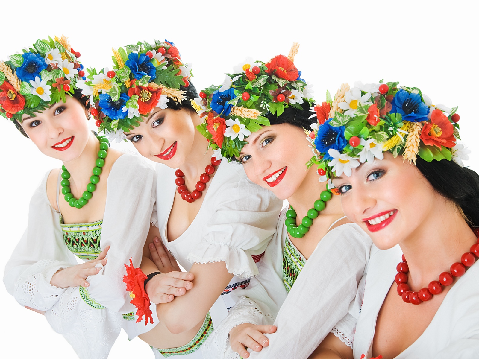 Красивые девушки в народных костюмах с венками на голове