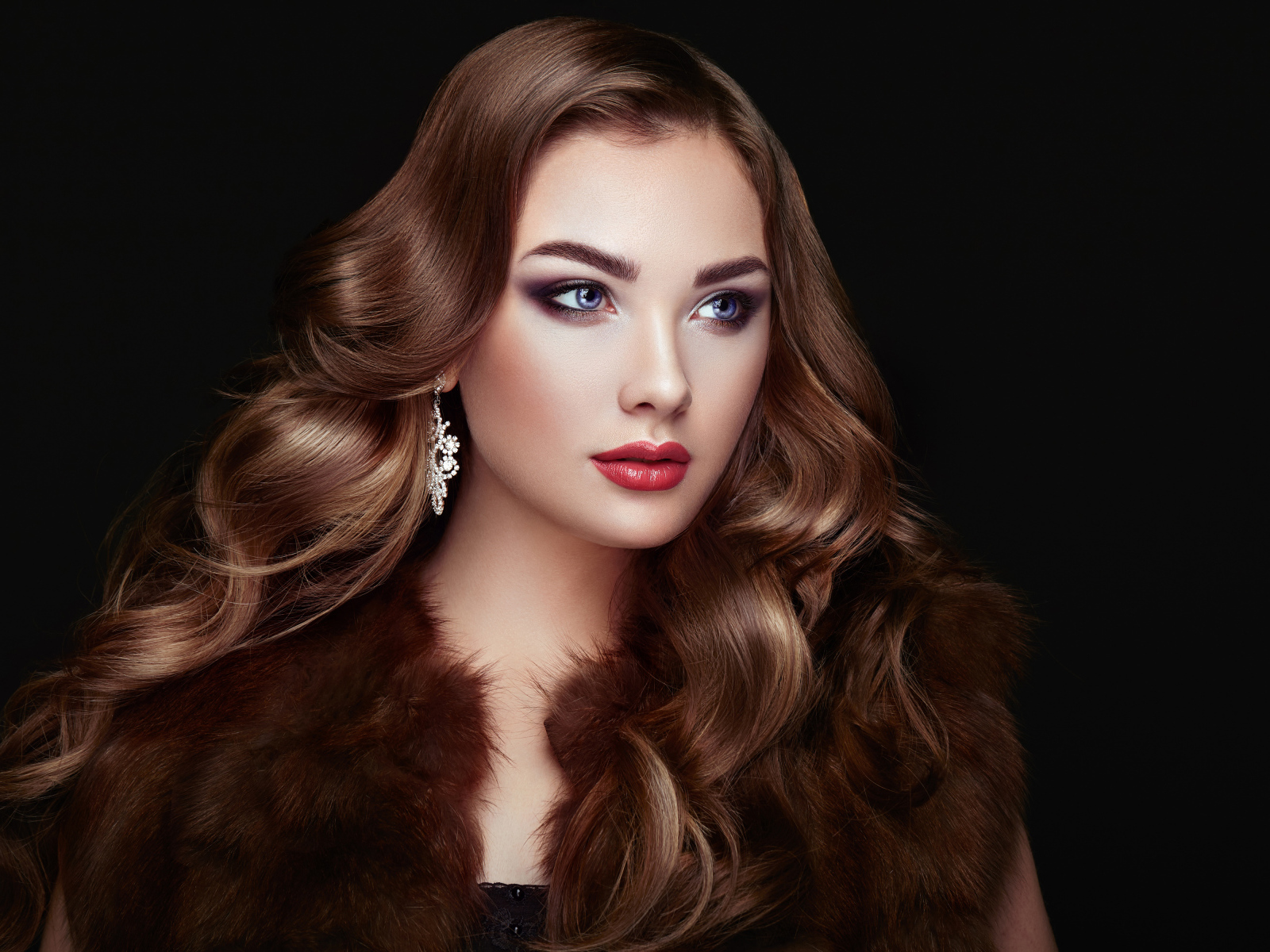 Красивая длинноволосая шатенка с голубыми глазами