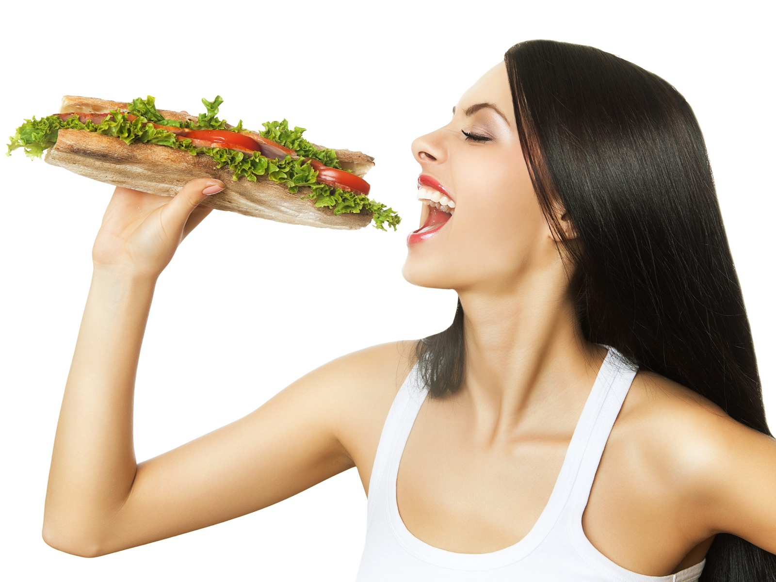 Красивая длинноволосая девушка брюнетка с большим бутербродом 