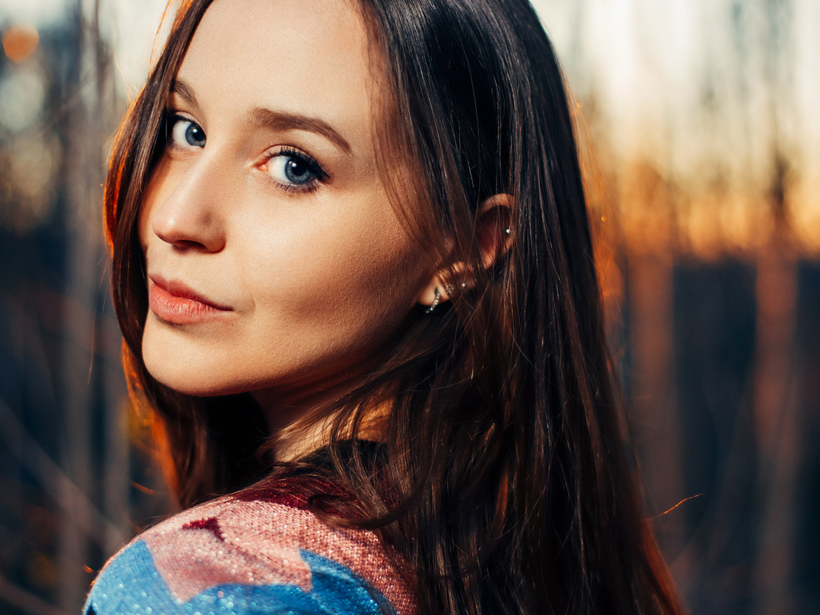 Красивая длинноволосая девушка с голубыми глазами