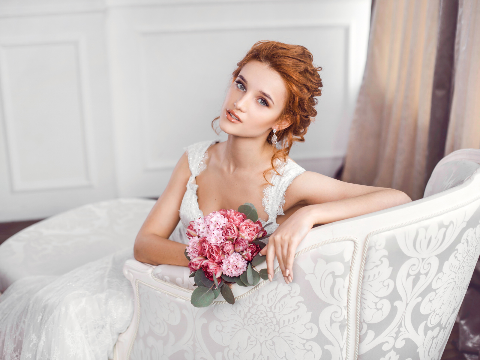 Красивая рыжеволосая девушка невеста с розовым букетом