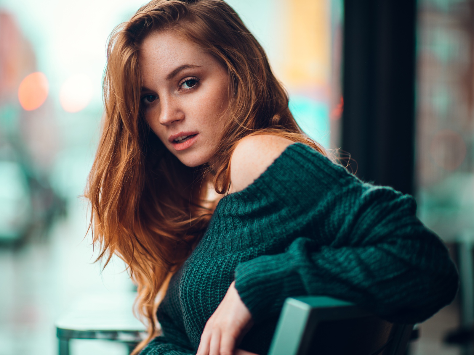 Красивая рыжеволосая девушка в свитере