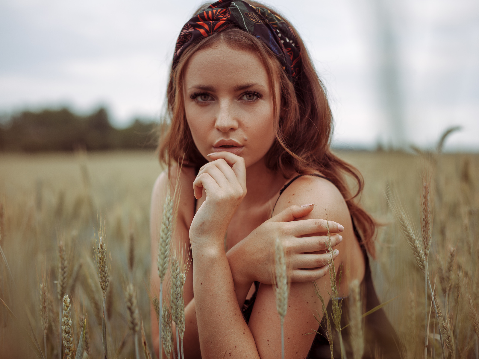 Красивая рыжеволосая девушка на поле с пшеницей