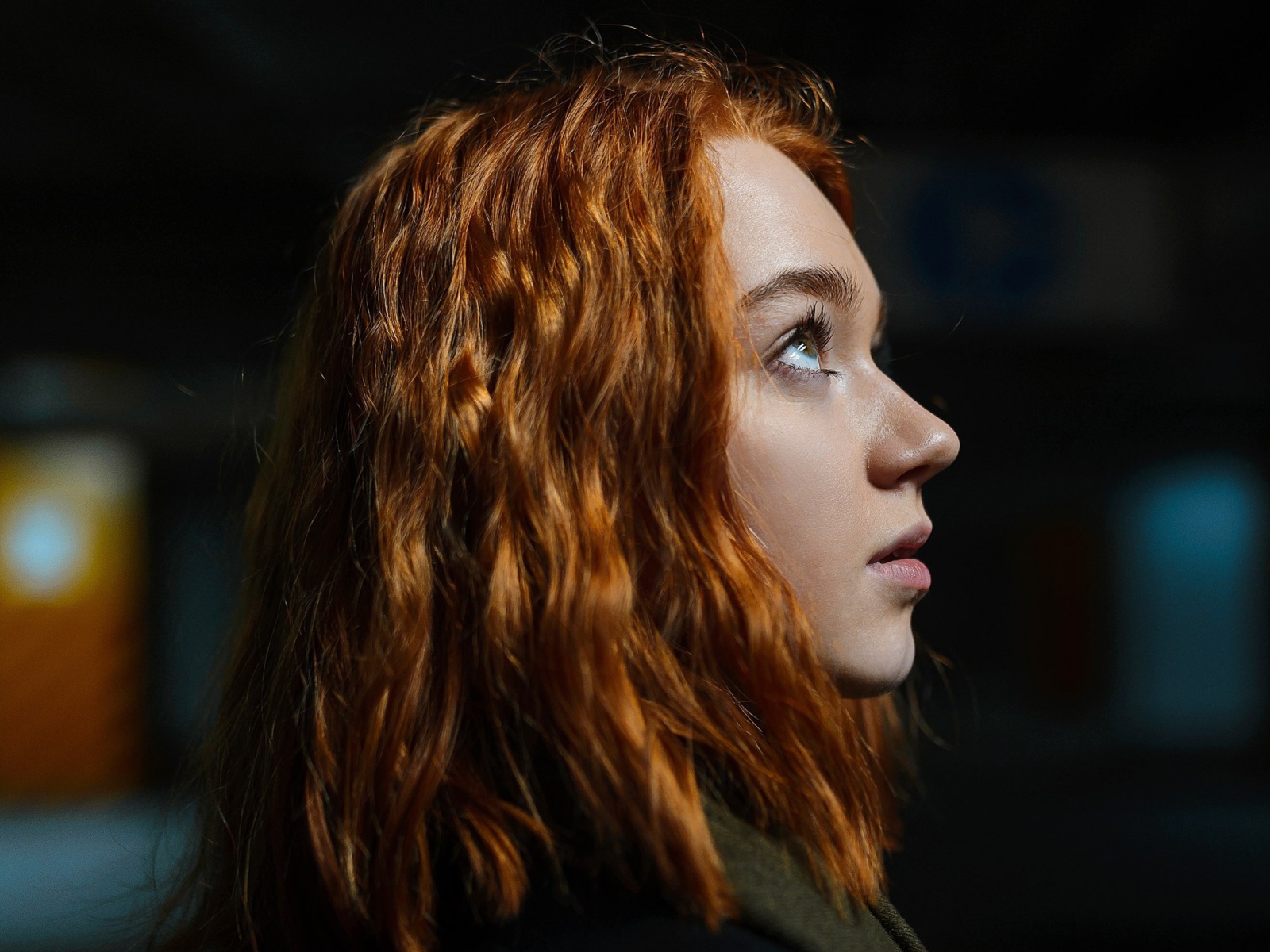 Красивая рыжеволосая девушка вид сбоку 