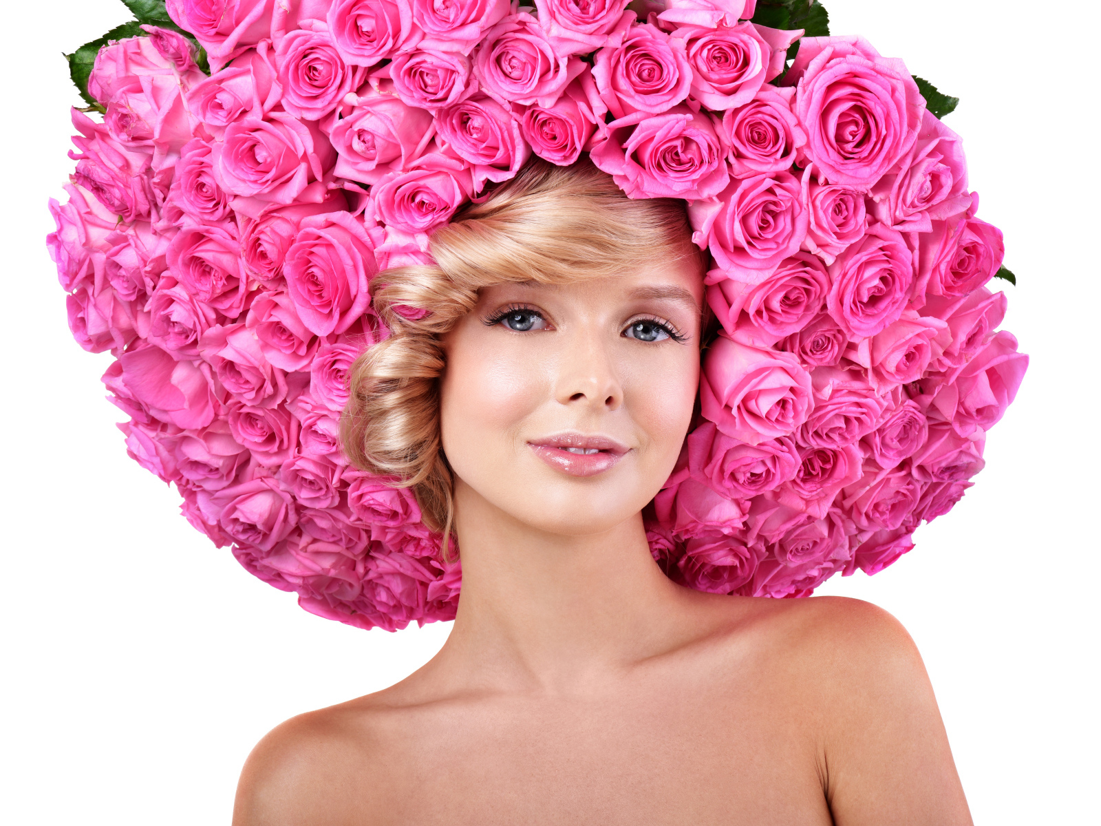 Голубоглазая блондинка с розовыми розами на белом фоне 