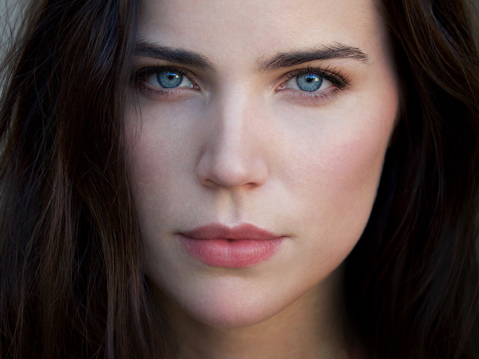 Голубоглазая шатенка лицо крупным планом