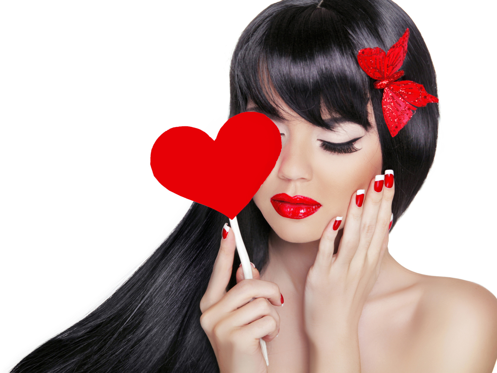 Яркая брюнетка с красным сердцем в руке на белом фоне
