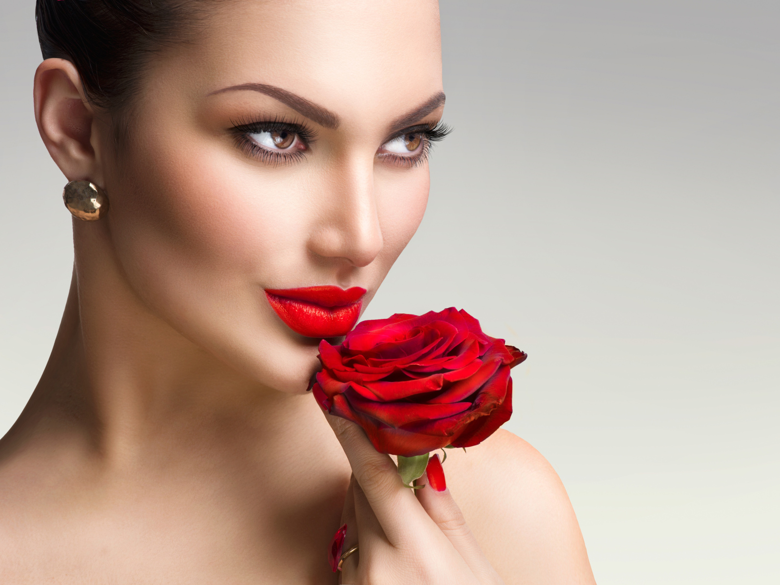 Яркая стильная девушка с красной розой в руке