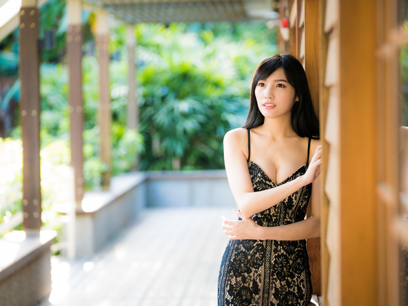 Нежная девушка азиатка в черном платье 