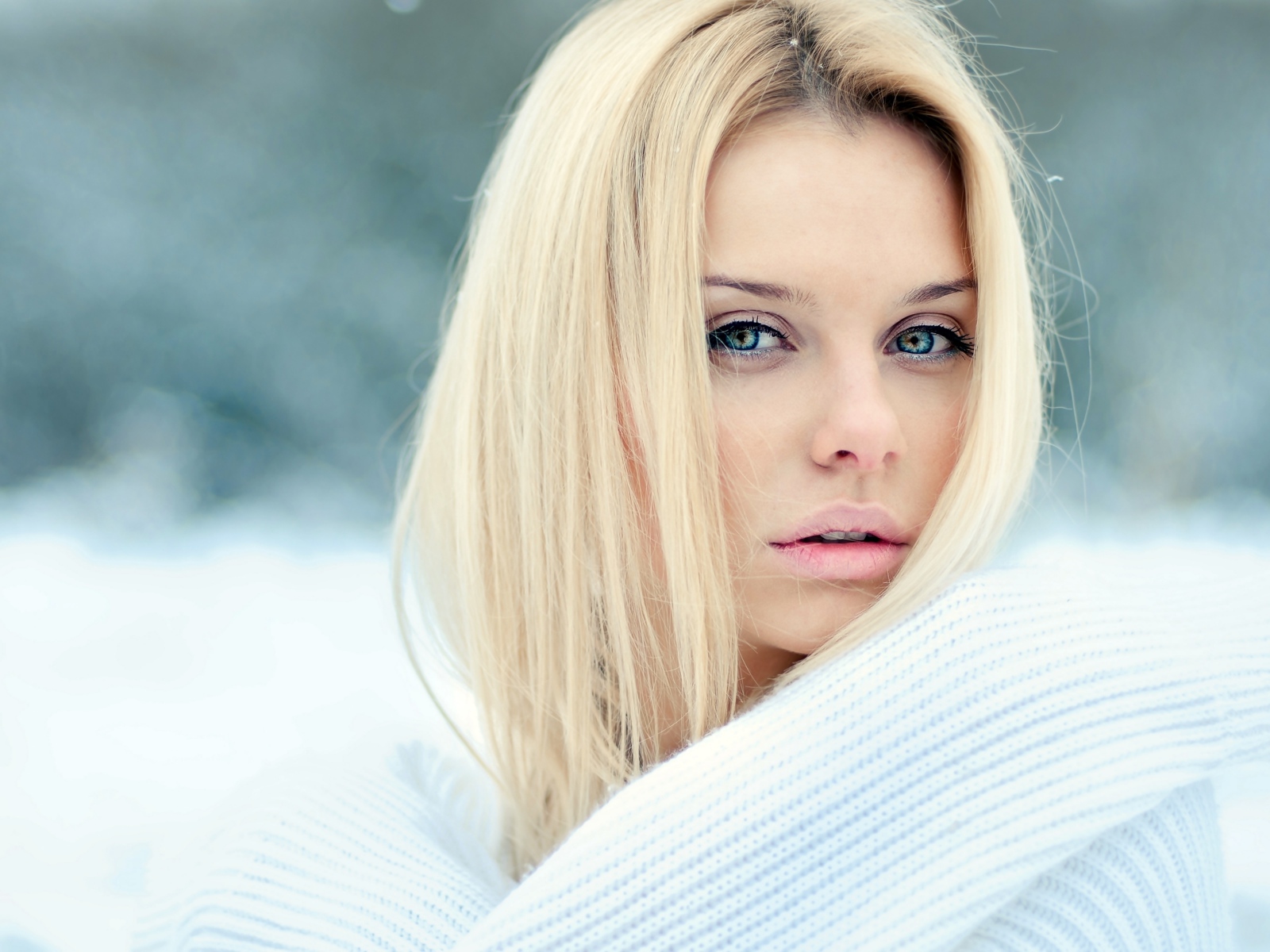 Нежная голубоглазая блондинка в белом свитере