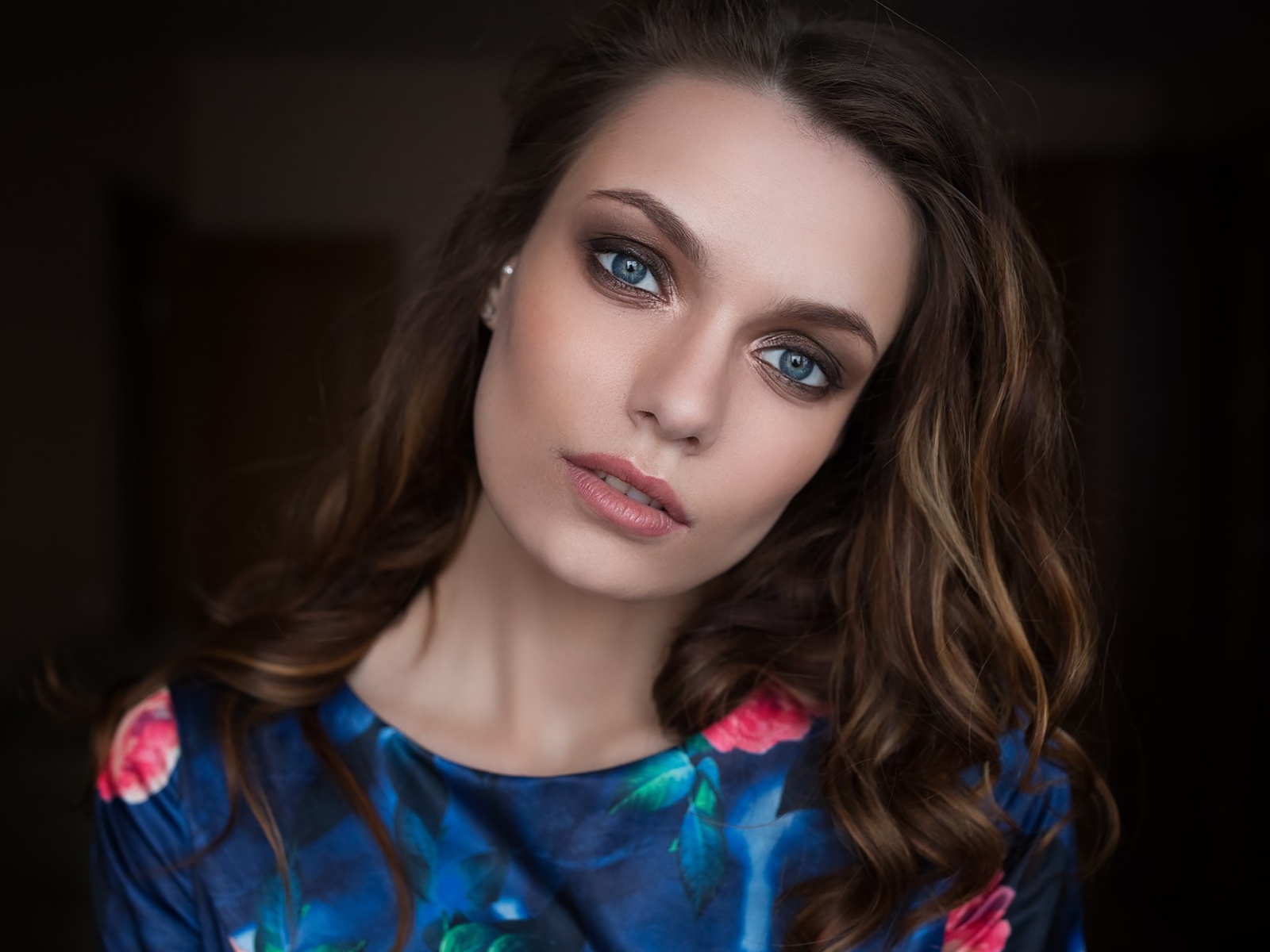 Нежная голубоглазая шатенка 