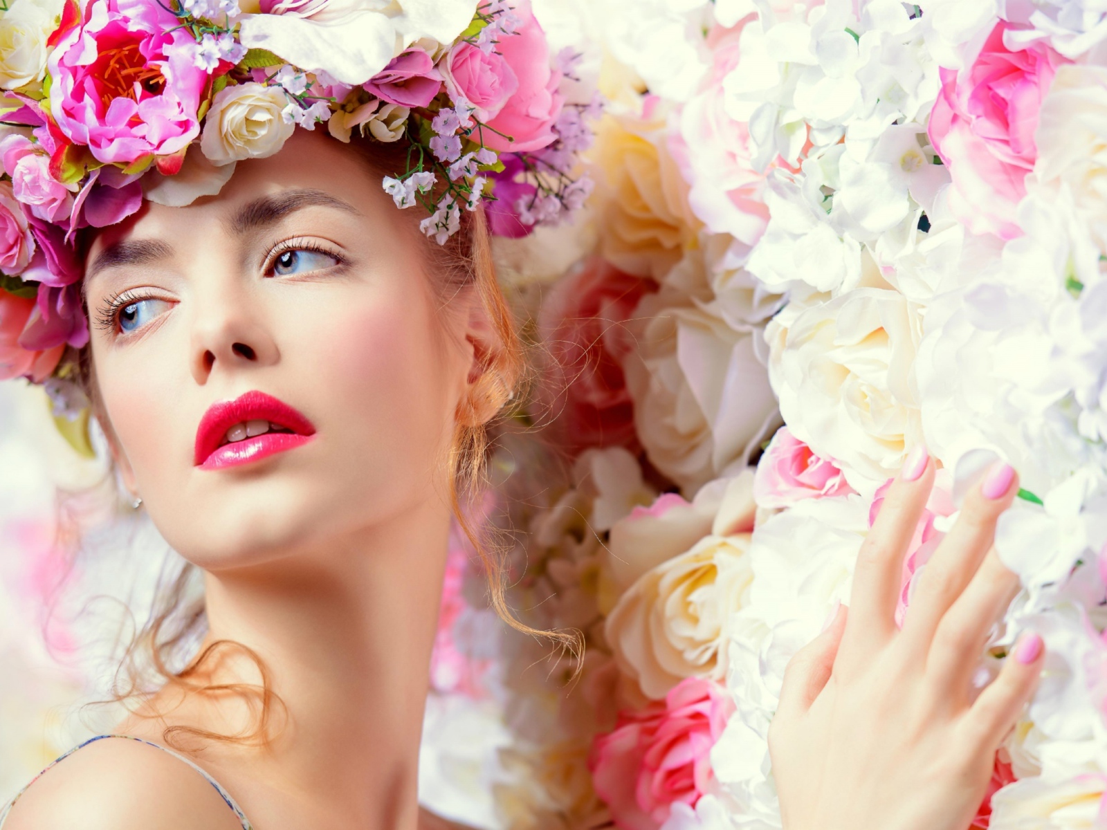Нежная голубоглазая девушка с венком из цветов на голове