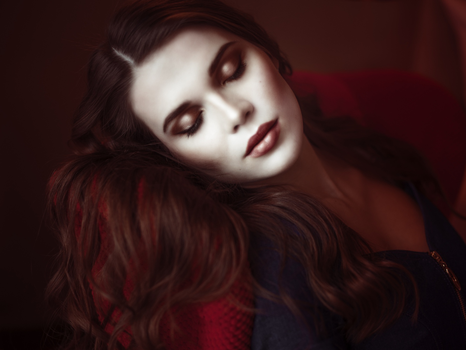 Нежная девушка спящая красавица