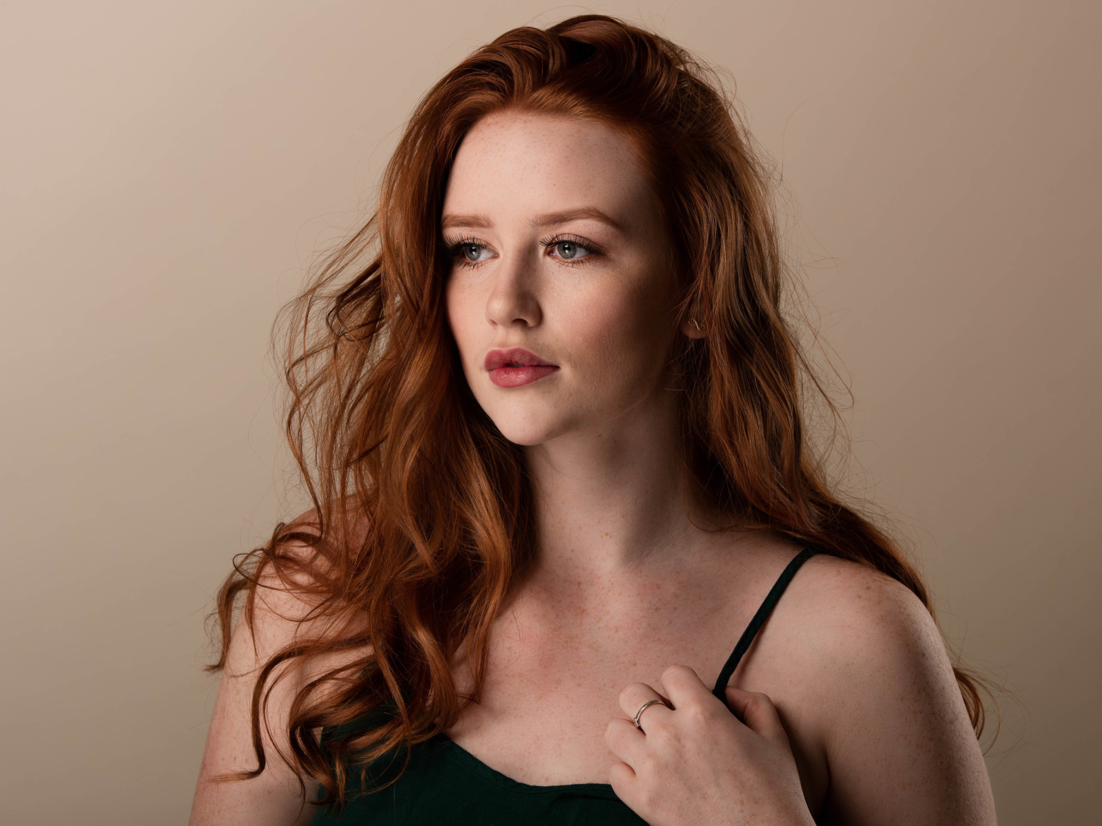 Нежная молодая рыжеволосая девушка