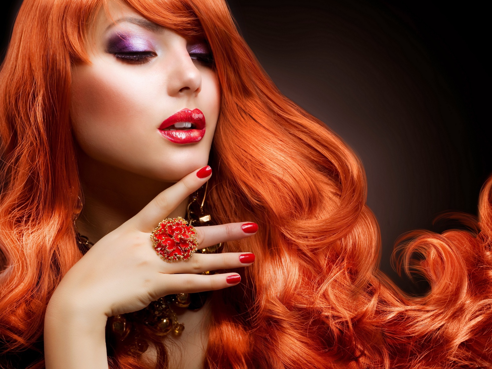 Рыжеволосая девушка с красивыми украшениями